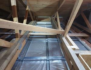 Zateplení stropu novostavby rodinného domu pomocí foukané izolace